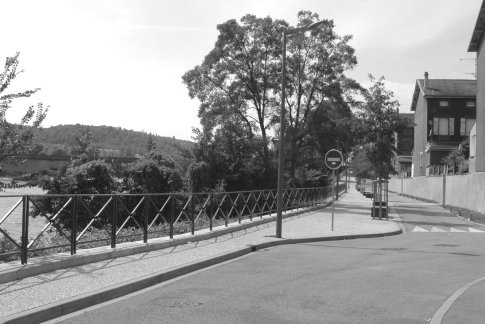 Rue des aciéries (anciennement chemin de Custines) en 2009 (photographie en noir et blanc : Jean-Luc Gouret)